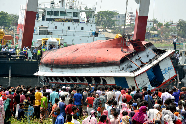 5일(현지시간) 방글라데시 나라양간지에서 여객선이 다른 선박과 충돌 후 전복돼 침몰했던 선박을 견인하고 있다. (출처: 뉴시스)