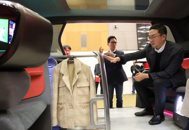 구광모(오른쪽) LG그룹 회장이 17일 오후 서울 서초구 LG전자 디자인경영센터를 방문해 미래형 커넥티드카 내부에 설치된 의류관리기의 고객편의성 디자인을 살펴보고 있다. (제공: LG)