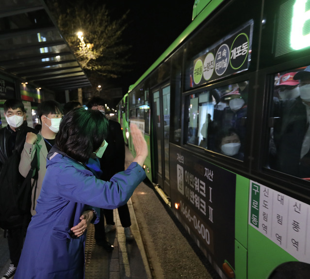 6일 오전 박영선 더불어민주당 서울시장 후보가 노량진 수산시장을 방문하기 위해 6411번 시내버스를 타고 이동, 시민들에게 인사하고 있다. (출처: 뉴시스)