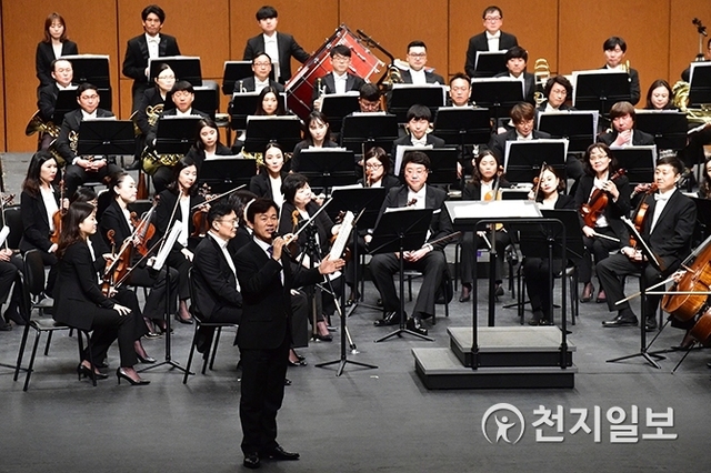 조규일 진주시장이 지난 13일 오후 경남문화예술회관 대공연장에서 열린 진주시립교향악단 제76회 정기연주회에 참석해 인사말을 하고 있다. (제공: 진주시) ⓒ천지일보 2019.3.14