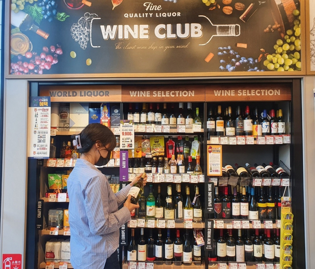고객이 이마트24 매장에서 와인을 고르고 있다. (제공: 이마트)