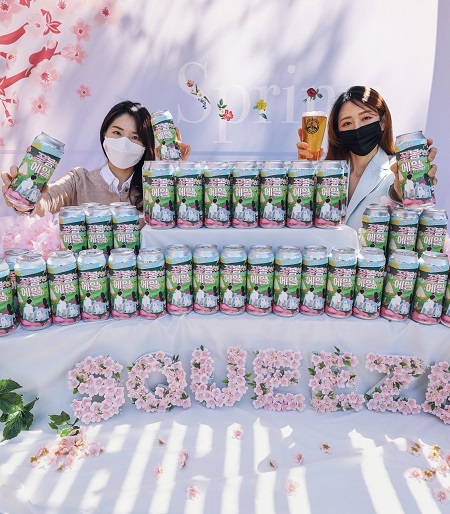 6일 서울 강남구에 위치한 현대백화점 무역센터점 11층 하늘정원에서 모델들이 ‘꽃봄에일’을 소개하고 있다. (제공: 현대백화점)