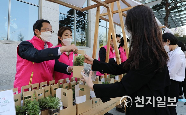 박춘원 흥국생명 대표가 ‘친환경 재활용 화분 나눔’ 행사에 동참하고 있다. (제공: 흥국생명) ⓒ천지일보 2021.4.6