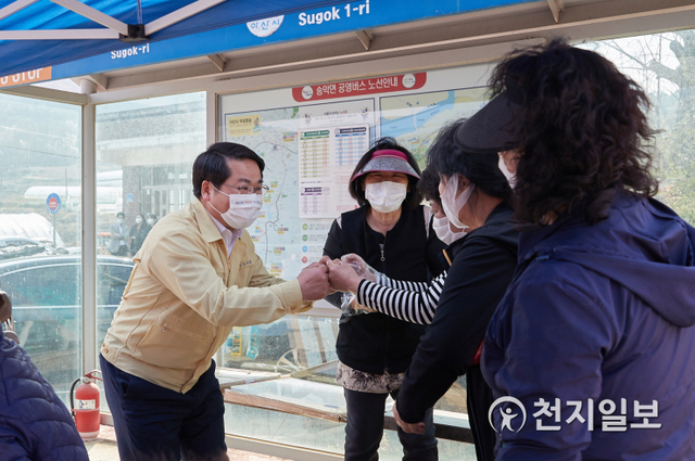 오세현 아산시장이 6일 수곡1리 주민과 대화를 하고 있다. (제공: 아산시) ⓒ천지일보 2021.4.7