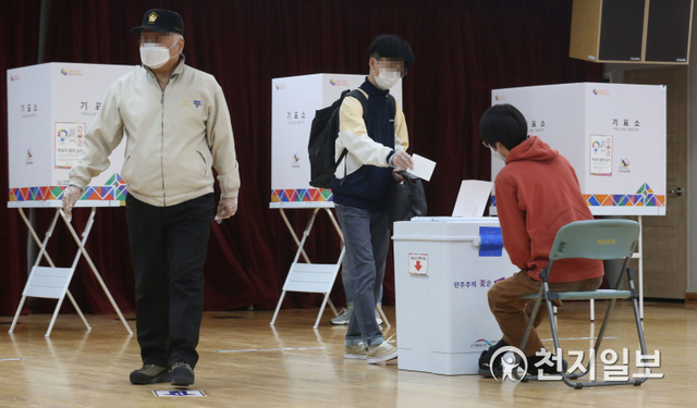 [천지일보=남승우 기자] 4.7 재보궐선거일인 7일 오전 서울 용산구 청파도서관에 마련된 청파동 제1투표소에서 한 유권자가 기표를 마친 뒤 투표용지를 투표함에 넣고 있다. ⓒ천지일보 2021.4.7