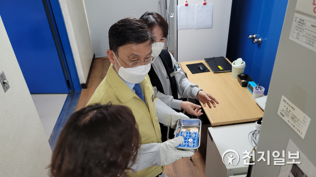 정하영 김포시장이 지난 6일 사우동 김포시민회관 실내체육관에 마련된 ‘코로나19 예방접종센터’를 방문해 현장을  점검하고 있다. (제공: 김포시청) ⓒ천지일보 2021.4.7