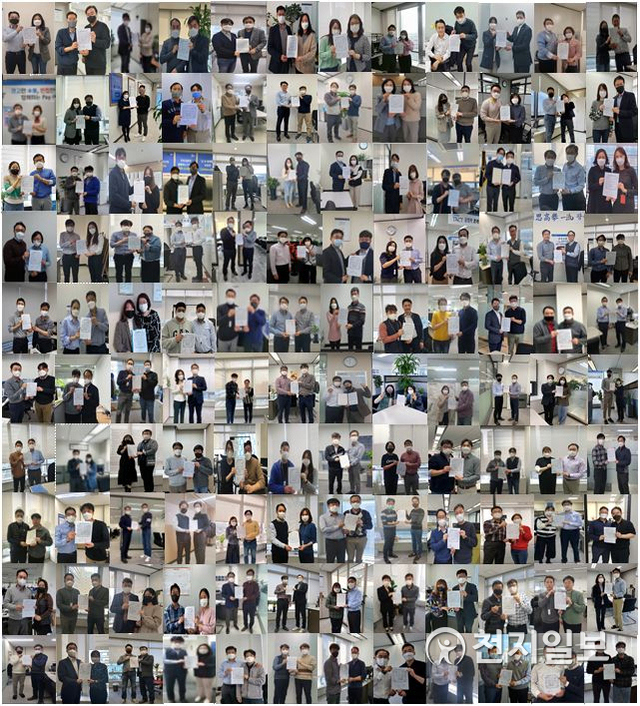 신한카드의 금융소비자 지킴이 120명이 유관 부서상과 함께 금융소비자보호법 준수를 위한 다짐과 함께 서약서를 들고 기념촬영을 하고 있다. (제공: 신한카드) ⓒ천지일보 2021.4.7