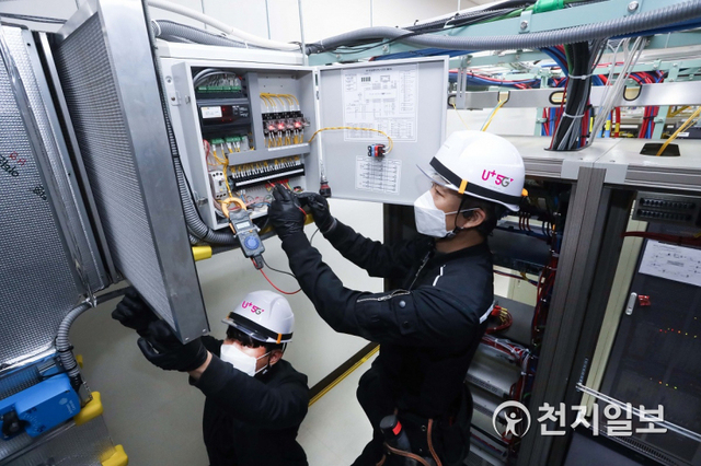 LG유플러스 협력 업체 직원들이 마곡 국사에 구축된 외기냉방 시스템을 점검하고 있다. (제공: LG유플러스) ⓒ천지일보 2021.4.7