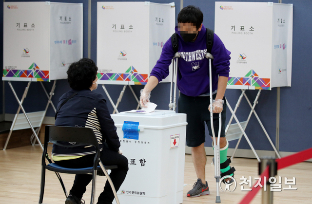 [천지일보=박준성 기자] 4.7재보궐 선거일인 7일 오전 서울 마포구 합정동주민센터에 마련된 합정동제3투표소에서 다리 불편한 한 시민이 목발을 짚고 투표를 하고 있다. ⓒ천지일보 2021.4.7