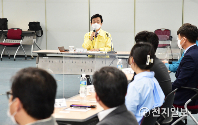 [천지일보 진주=최혜인 기자] 7일 진주시청 문화강좌실에서 조규일 시장을 비롯해 가맹점 대표 한국외식업중앙회진주시지부와 진주시 소상공인연합회, 소비자 대표 봉사단체협의회·청년정책위원회·청년네트워크 관계자들이 참석한 가운데 ‘진주형 배달앱 시연회’를 마치고 기념촬영을 하고 있다.진주형 배달앱 운영사업은 6∼12%에 이르는 중개수수료를 2%대로 낮춰 지역 소상공인의 경영부담을 덜어주기 위한 민관협력사업으로 오는 8일 정식 출시를 앞두고 있다.시는 지난해 공모에서 선정된 3개사와 업무협약을 맺은 뒤 ‘배달의 진주’와 ‘띵동’이라는 자체앱을 완성했으며 가맹점 모집에는 배달의 진주 약 500개, 띵동 400개 등 900여개 업체가 신청을 마쳤다. 지역화폐인 모바일 진주사랑상품권으로도 앱에서 바로 결제 가능하며 상품권은 10% 할인된 가격에 구매할 수 있다.조규일 시장은 “진주형 배달앱은 코로나로 어려움을 겪는 소상공인에게는 착한 중개수수료로 부담을 덜고 모바일 상품권으로 비대면 결제가 가능해 소비자도 편리하게 이용할 수 있다”며 “코로나 위기를 극복하고 지역경제 회복을 위해 최선을 다하겠다”고 말했다. ⓒ천지일보 2021.4.7