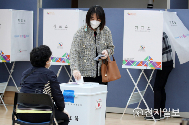 [천지일보=박준성 기자] 4.7재보궐 선거일인 7일 오전 서울 마포구 합정동주민센터에 마련된 합정동제3투표소에서 시민들이 투표를 하고 있다. ⓒ천지일보 2021.4.7
