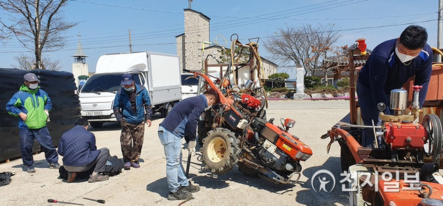 농기계 합동 수리팀이 마을 현장을 방문해 농기계 수리와 교육을 하고 있다. (제공: 함평군) ⓒ천지일보 2021.4.7