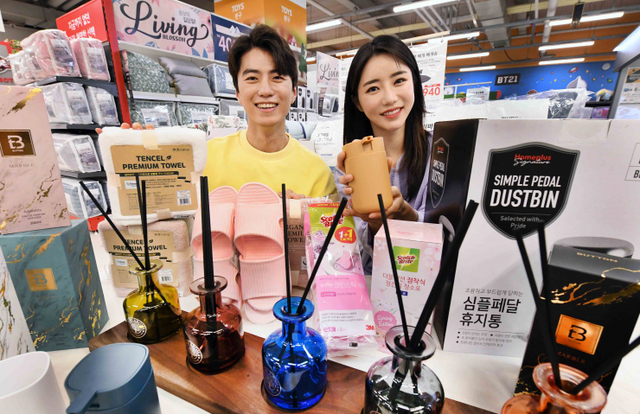 모델들이 지난 5일 서울 등촌동 홈플러스 강서점에서 ‘리빙 블라썸’ 행사 상품을 선보이고 있다. (제공: 홈플러스)