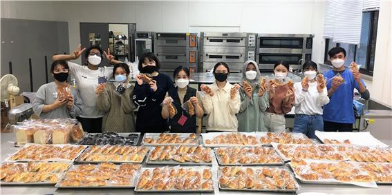 선문대 유학생들이 나눔을 위한 빵을 만들고 있다. (제공: 선문대학교) ⓒ천지일보 2021.4.7
