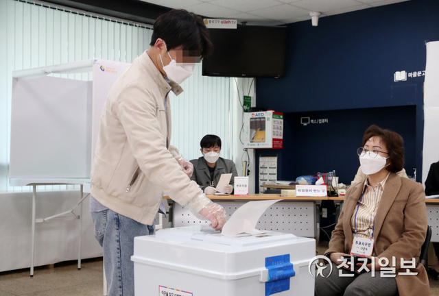 [천지일보=박준성 기자] 4.7재보궐 선거일인 7일 오후 서울 종로구 삼청동주민센터에 마련된 삼청동투표소에서 시민들이 투표를 하고 있다. ⓒ천지일보 2021.4.7