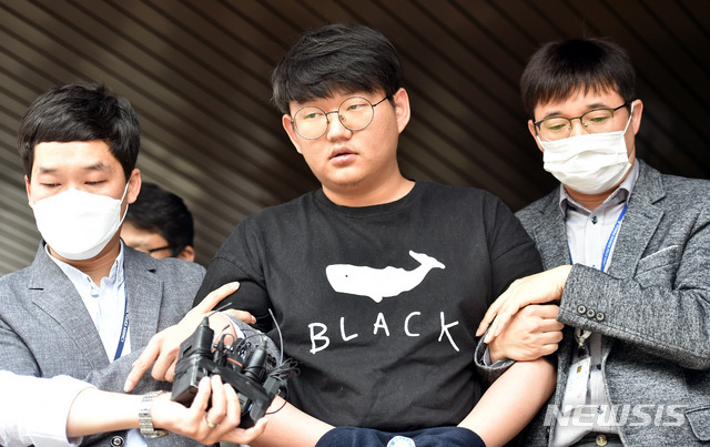 n번방 최초 개설자인 일명 '갓갓' 문형욱(24)이 18일 오후 경북 안동경찰서에 마련된 포토라인에서 
