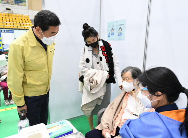 55.안산시, 75세 이상 어르신 예방접종 시작 (2) ⓒ천지일보 2021.4.8
