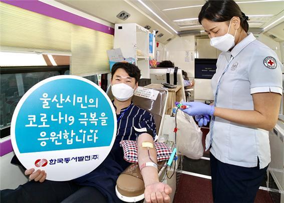 동서발전 본사 직원이 사랑의 헌혈 릴레이에 동참하고 있다. (제공: 한국동서발전) ⓒ천지일보 2021.4.8