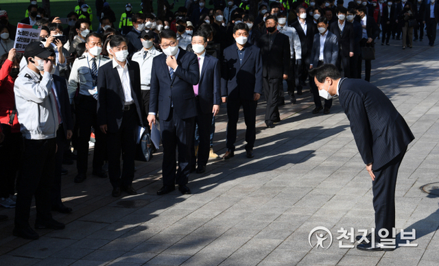 [천지일보=남승우 기자] 제38대 서울특별시장에 당선된 오세훈 시장이 8일 오전 서울 중구 서울시청으로 첫 출근을 하며 허리를 숙여 인사하고 있다. ⓒ천지일보 2021.4.8