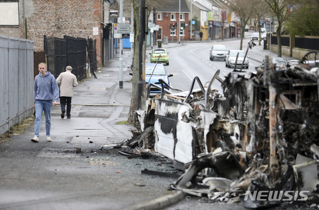 [벨파스트=AP/뉴시스] 8일 북아일랜드 주도의 서부 개신교주민 지역 생킬 로드에 불에 타버린 버스가 방치되어 있다.