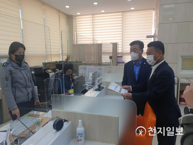 천안시의회 윤리특별위원회 권오중 위원장과 유영채 부위원장이 7일 충청남도경찰청 민원실을 방문해 ‘부동산 투기전수 조사를 위한 개인정보 이용·수집동의서’를 제출하고 있다. (제공: 천안시의회) ⓒ천지일보 2021.4.8