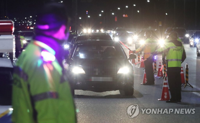경찰이 8일 오후 서세종IC 진출입로에서 시·도 합동으로 음주운전 단속을 벌이고 있다. (출처: 연합뉴스)