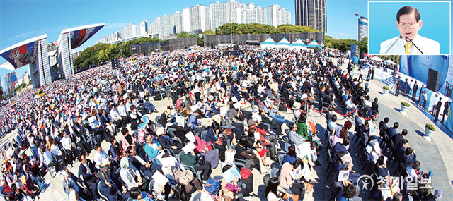 2015년 9월 18일 평화 만국회의 1주년 기념 행사가 서울 올림픽공원 평화의문에서 진행된 가운데 HWPL 이만희 대표(오른쪽))가 기념사를 전하고 있다.  (제공:HWPL) ⓒ천지일보 2021.4.9