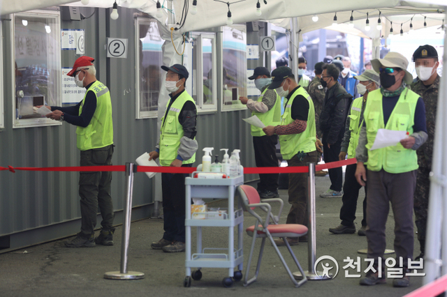 [천지일보=남승우 기자] 신종 코로나바이러스 감염증(코로나19) 신규 확진자가 700명으로 집계된 8일 서울역 임시 선별검사소에서 시민들이 검사를 받기 위해 줄을 서서 기다리고 있다. ⓒ천지일보 2021.4.8
