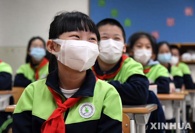 중국 베이징 초등학교 마스크 수업[베이징=신화/뉴시스] 중국 수도 베이징 하이뎬구에 있는 타이핑 소학교에서 1일 학생들이 코로나19 예방을 위해 마스크를 착용한 채 수업을 받고 있다.