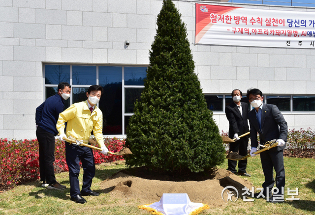 [천지일보 진주=최혜인 기자] 지난 8일 진주시 농업기술센터에서 조규일 시장을 비롯한 농업인단체협의회장과 문산읍 이장단 회장, 두산마을 이장 등 관계자들이 참석한 가운데 준공기념 식수 행사가 열리고 있다.이날 조규일 시장은 “농업기술센터 준공에 협조해주신 농업인단체 등 관계자분들께 감사드린다”며 “앞으로 농업인과 시민들이 함께 할 수 있는 다양한 체험시설과 편안한 쉼터를 포함한 ‘두메실 농업테마파크’ 조성에 최선을 다할 것”이라고 말했다.농업기술센터는 농업인들의 숙원사업이자 조규일 시장의 민선 7기 공약사업으로 총 424억원의 사업비를 투입해 지난해 12월 완공됐다. 과학영농 전문인력 육성과 첨단농업 실용화 기술 확대, 녹색 친환경 고품질 농산물 생산, 저비용‧고효율 경영기술보급 등 농업발전을 위해 힘을 기울이고 있다. ⓒ천지일보 2021.4.9
