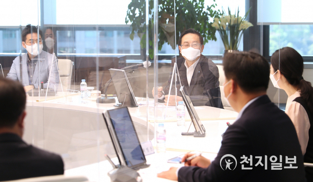 손태승 우리금융그룹 회장이 9일 서울시 중구 소재 우리은행 본점 23층 회의실에서 자회사 임직원들과 소통하고 있다. (제공: 우리금융그룹) ⓒ천지일보 2021.4.9