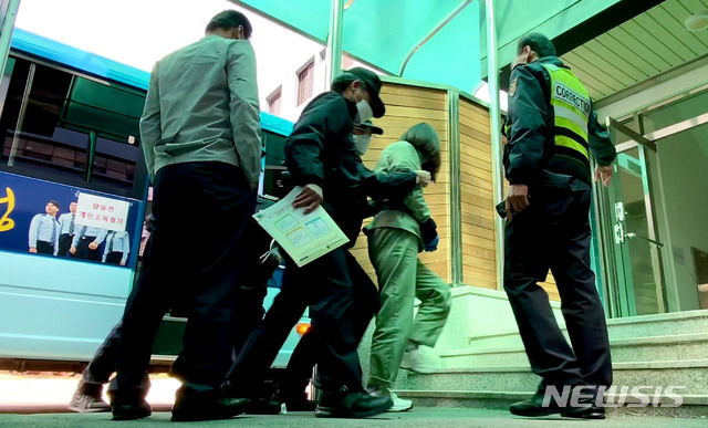 구미에서 3세 여아를 방치해 숨지게 한 혐의로 재판에 넘겨진 김모(22)씨가 9일 오후 대구지법 김천지원에서 열리는 공판에 출석하고 있다. (출처: 뉴시스)