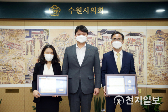 조석환 수원시의장(가운데)이 9일 김영주 변호사와 전선애 변호사를 위촉하고 기념촬영을 하고 있다. (제공: 수원시의회) ⓒ천지일보 2021.4.9