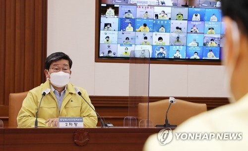 (서울=연합뉴스) 중앙재난안전대책본부(중대본) 2차장인 전해철 행정안전부 장관이 10일 오전 서울 종로구 정부서울청사 영상회의실에서 열린 '코로나19 대응 중앙재난안전대책본부 회의'에서 발언하고 있다.