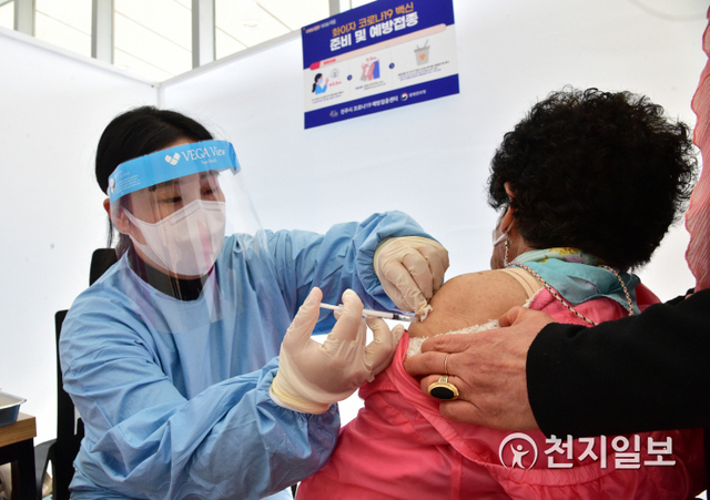 75세 이상 코로나19 백신 접종 대상자가 진주 예방접종센터에서 화이자 백신을 접종하고 있다. (제공: 진주시) ⓒ천지일보 2021.4.7