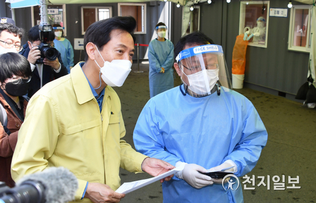 [천지일보=박준성 기자] 오세훈 서울시장이 10일 서울 중구 서울역 앞에 마련된 신종 코로나바이러스 감염증(코로나19) 임시선별검사소에서 의료진을 격려하고 있다. (제공: 서울시) ⓒ천지일보 2021.4.10