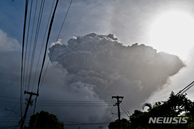 [AP/뉴시스] 카리브해 세인트빈센트섬에 위치한 수프리에르 화산이 40여년 만에 폭발해 인근 주민 1만 6000여명이 긴급 대피했다. 사진은 수프리에르 화산 폭발이 10일에도 이어지는 모습.