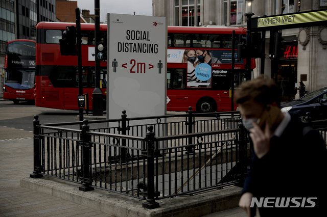 [런던=AP/뉴시스] 26일(현지시간) 영국이 3차 코로나19 봉쇄 중인 가운데 런던 옥스퍼드서커스역 입구에 사회적 거리두기를 지키라는 표지판이 설치된 모습. 2021.03.29.