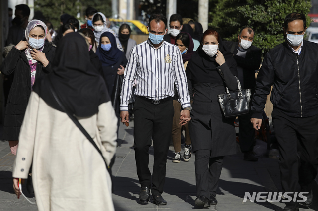 지난 5일 이란 테헤란에서 코로나19 확산을 막기 위해 마스크를 쓴 사람들이 걸어가고 있다. 2021.04.10. (출처: 뉴시스)