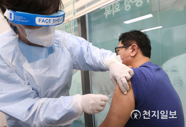 [천지일보=박준성 기자] 코로나19 백신 접종이 시작된 26일 오후 서울 성북구 성북서울요양병원에서 고은성 병원장을 비롯한 의료진들이 아스트라제네카(AZ) 백신을 자체 접종하고 있다. (사진공동취재단) ⓒ천지일보 2021.2.26