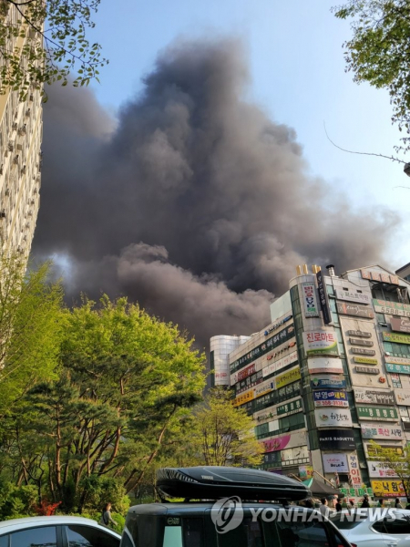 10일 오후 경기 남양주시 다산동 주상복합건물에서 불이 나 일대에 검은 연기가 퍼지고 있다. (출처: 연합뉴스)