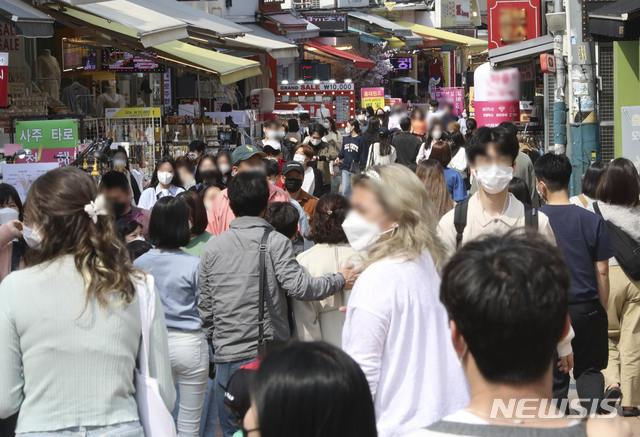 사람들로 붐비는 홍대 거리	[서울=뉴시스] 수도권과 부산 등 거리두기 2단계 지역의 유흥시설 집합을 금지를 하루 앞둔 11일 서울 마포구 홍대를 찾은 시민들로 거리가 북적이고 있다.