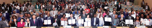 2018년 8월 16일 남아공 아디스 아바바에 있는 아프리카연합(AU)의 본부에서 2018 아디스 아바바 회담 ‘지속 가능한 평화를 위한 국제적 협력’ 포럼이 진행된 가운데 이만희 대표와 참석자들이 기념촬영을 하고 있다. (제공:HWPL) ⓒ천지일보 2021.4.11