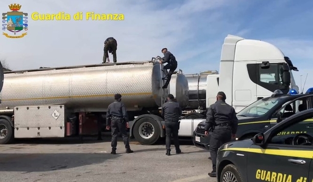 이탈리아 수사당국이 마피아 조직 범죄에 연루된 탱크로리를 조사하는 모습. (출처: ANSA 통신, 연합뉴스)