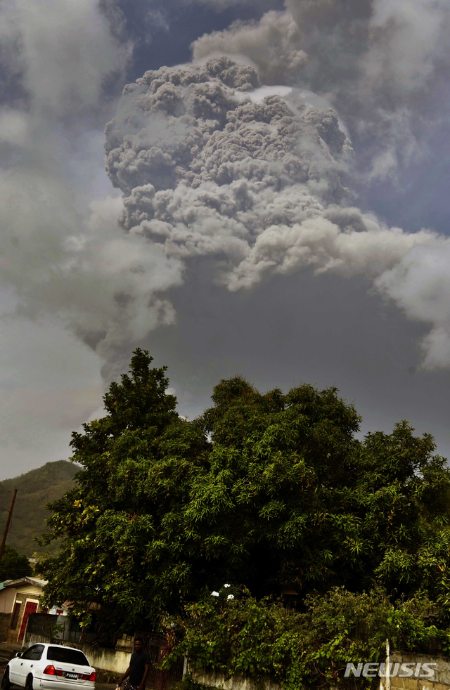 [세인트빈센트=AP/뉴시스]9일(현지시간) 카리브해 세인트빈센트섬의 수프리에르 화산이 폭발했다. 화산재가 공중으로 치솟아 구름 모양으로 흩어지고 있다. 2021.04.10.