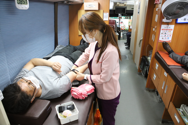 박세영 안산도시공사 노동조합 위원장이 헌혈을 하고 있다. (제공: 안산도시공사) ⓒ천지일보 2021.4.12