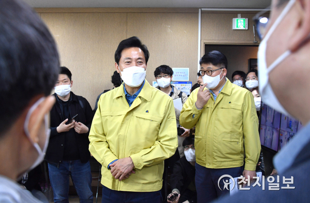 [천지일보=박준성 기자] 오세훈 서울시장이 10일 서울시가 운영하는 무증상·경증 코로나19 환자 격리치료 장소인 서울 중구 서울유스호스텔 생활치료센터를 방문해 관계자들과 대화를 하고 있다. (제공: 서울시) ⓒ천지일보 2021.4.10