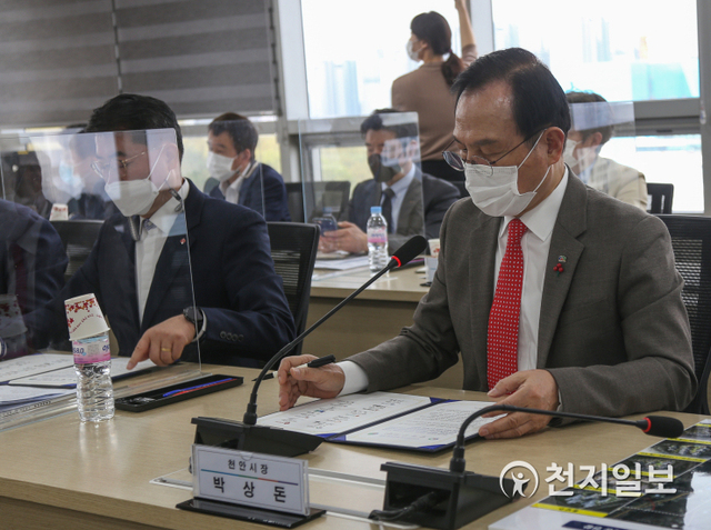 [천지일보 천안=박주환 기자] 박상돈 천안시장이 13일 시청 중회의실에서 롯데건설, 한화건설, 호반건설, 동부건설, 두산건설, ㈜동원개발, ㈜한양, ㈜서희건설 등 8개사와 지역경제 활성화 업무협약서에 사인을 하고 있다. ⓒ천지일보 2021.4.13