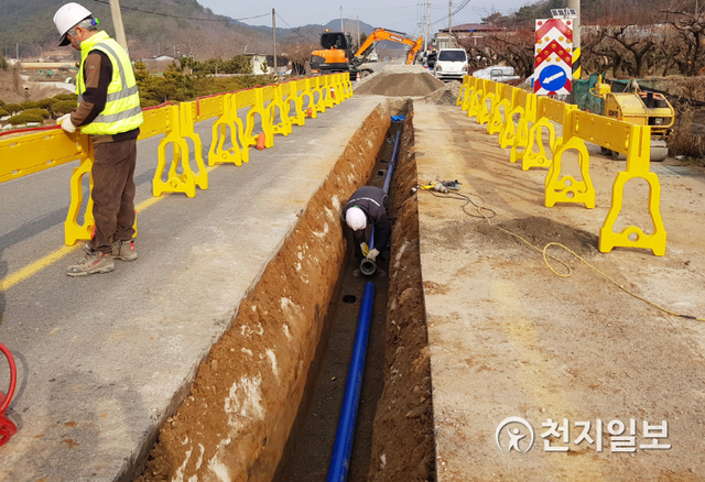 잦은 누수와 수압 저하가 발생하는 노후 상수도관을 교체하는 모습. (제공: 진주시) ⓒ천지일보 2021.2.10