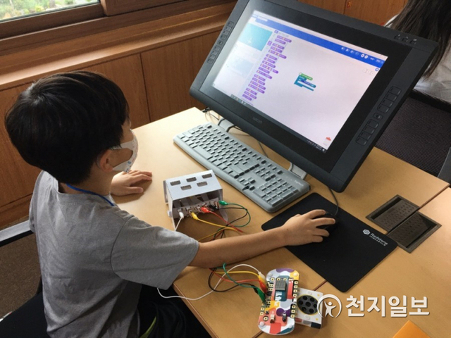 경북 의성군 초등학생이 지난해 국립어린이청소년도서관에서 주관하는 ‘이야기가 있는 코딩’ 수업에 참여하고 있다. (제공: 경북 의성군) ⓒ천지일보 2021.4.13